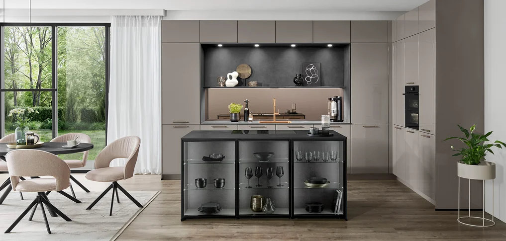 Real lacquer front NOVALUX 513 in taupe gray high gloss - modern kitchen design with stylish niche and glass cabinet.